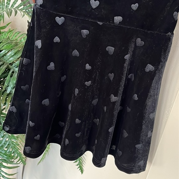 Brand New Wonder Kids Black Velvet Heart Short Sleeved Dress Scoop Neck Flare - Picture 3 of 8